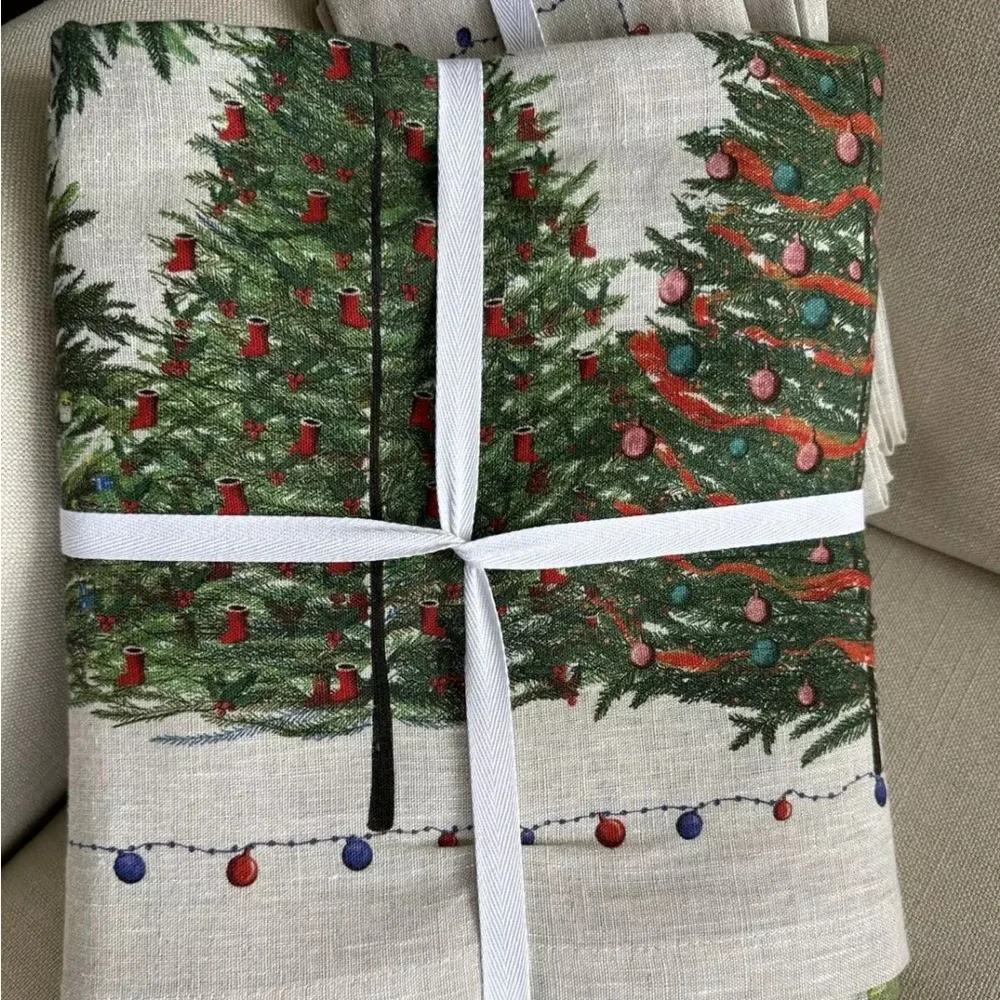 Williams-Sonoma Holiday Forest Tablecloth 70”x108” and 8 Matching Napkins 20”sq.